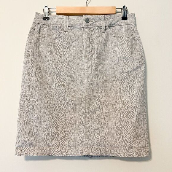 NYDJ Dresses & Skirts - NYDJ White Gray Giraffe Print Denim Jean Skirt Size 4P